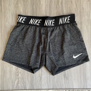 Nike Youth Girls - Size Medium, Black color.
